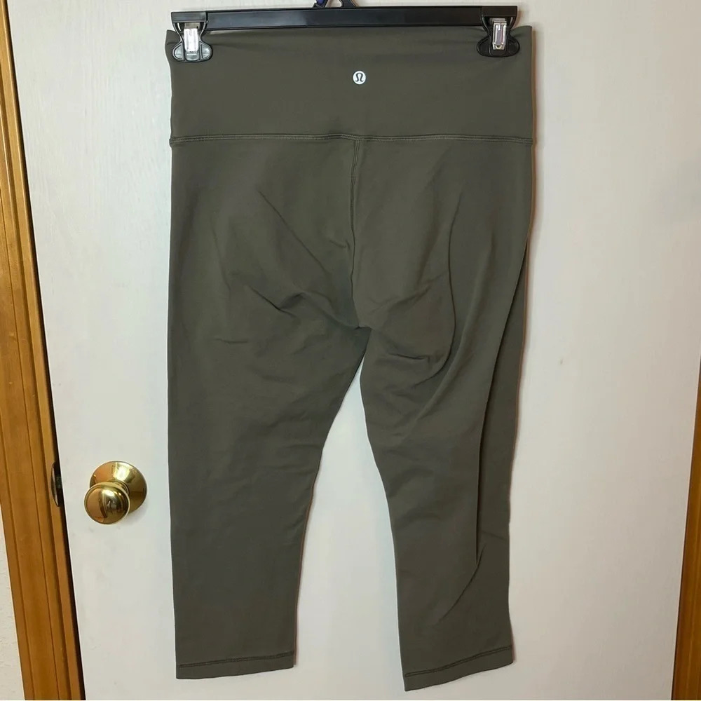 Lululemon Crop Legging Women 10 Olive Green Athletic Wear Pull on Inseam 21”